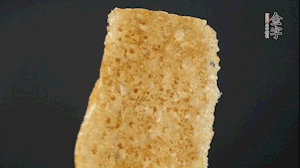 油炸豬皮冷水泡發(fā)，切成菱形。