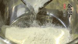 【油皮】1．將油皮材料放入料盆中，緩緩加100ml水，攪拌成雪花片狀。在案板上反復揉搓成有一定筋度的光潔面團，搓成12個團子。