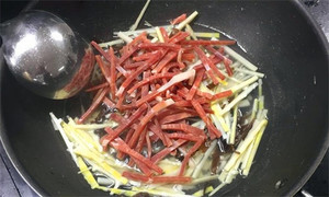 火腿絲、筍絲、黑木耳絲汆水后，瀝干。