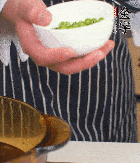 胡蘿卜、豌豆和干花菇焯水。