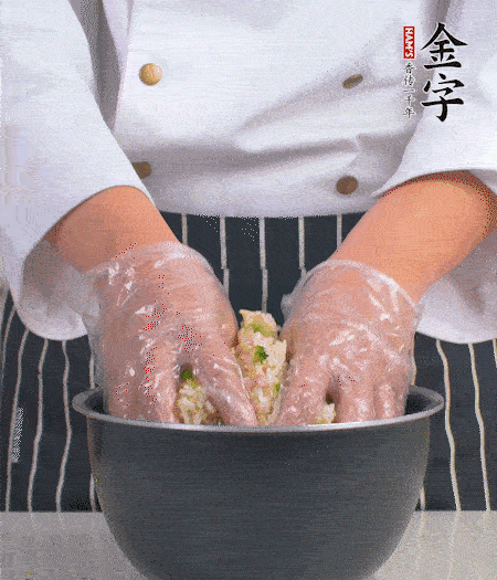 米飯中放西蘭花碎、咸肉丁，加少許黑胡椒、十來滴橄欖油拌勻。