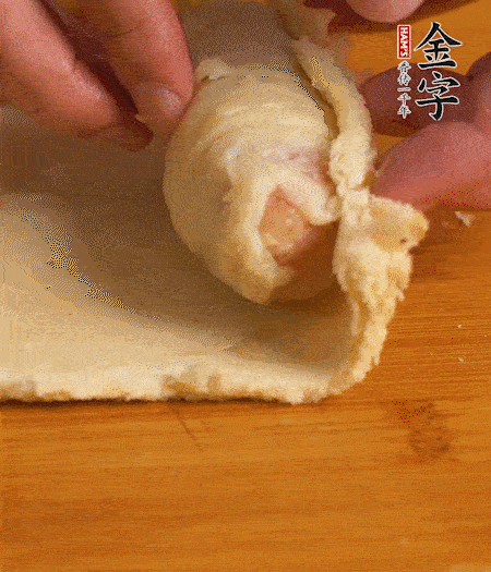 吐司卷起香腸，吐司尾端涂抹少許全蛋液，卷好的吐司表面蘸上蛋液，在裹上一層面包糠，送入預熱好的烤箱中。