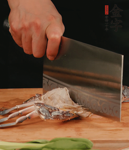 蟹殼拆開，去掉蟹肺、蟹心、蟹腮，切成4小塊。