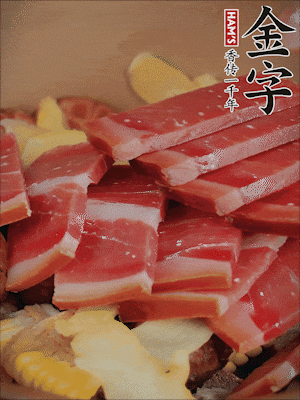 除鮑魚(yú)外的所有材料放進(jìn)鍋里，加清水、姜、黃酒，大火燒開(kāi)，轉(zhuǎn)小火煲90分鐘。