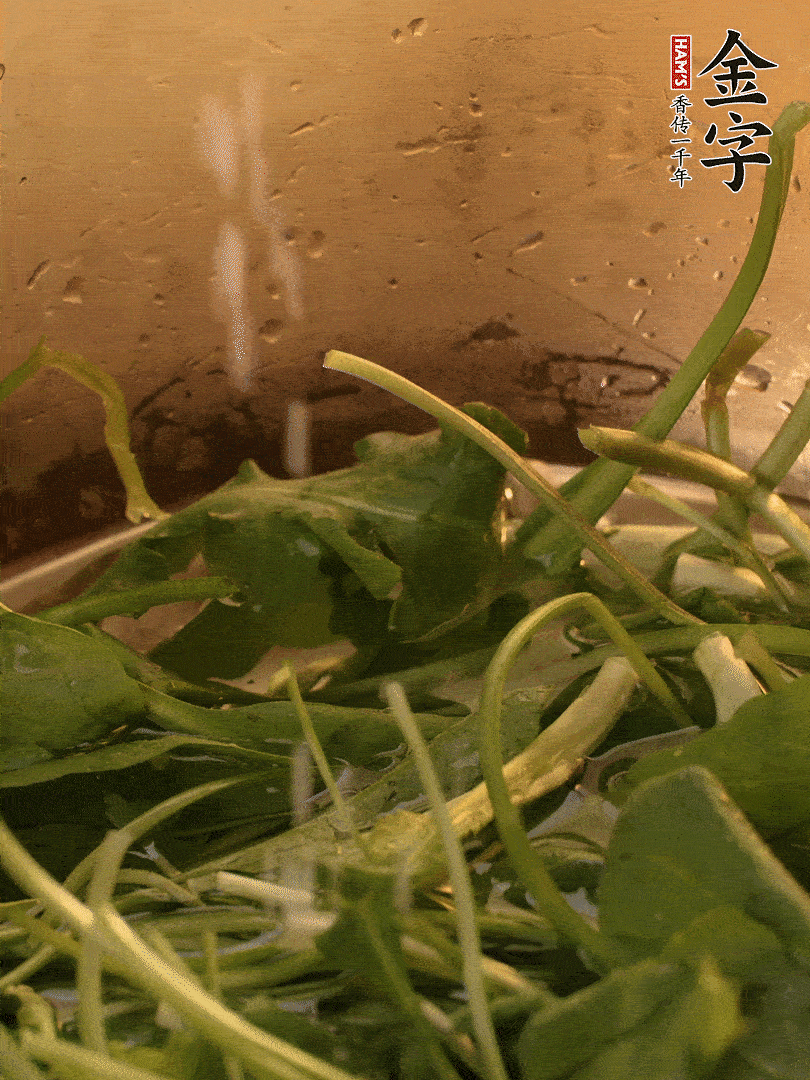 薺菜去掉根部，加小蘇打、鹽熱水沸騰燙軟。