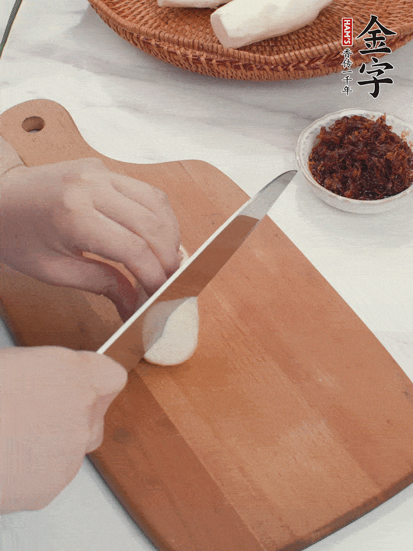茭白剝殼，洗凈后切滾刀塊。