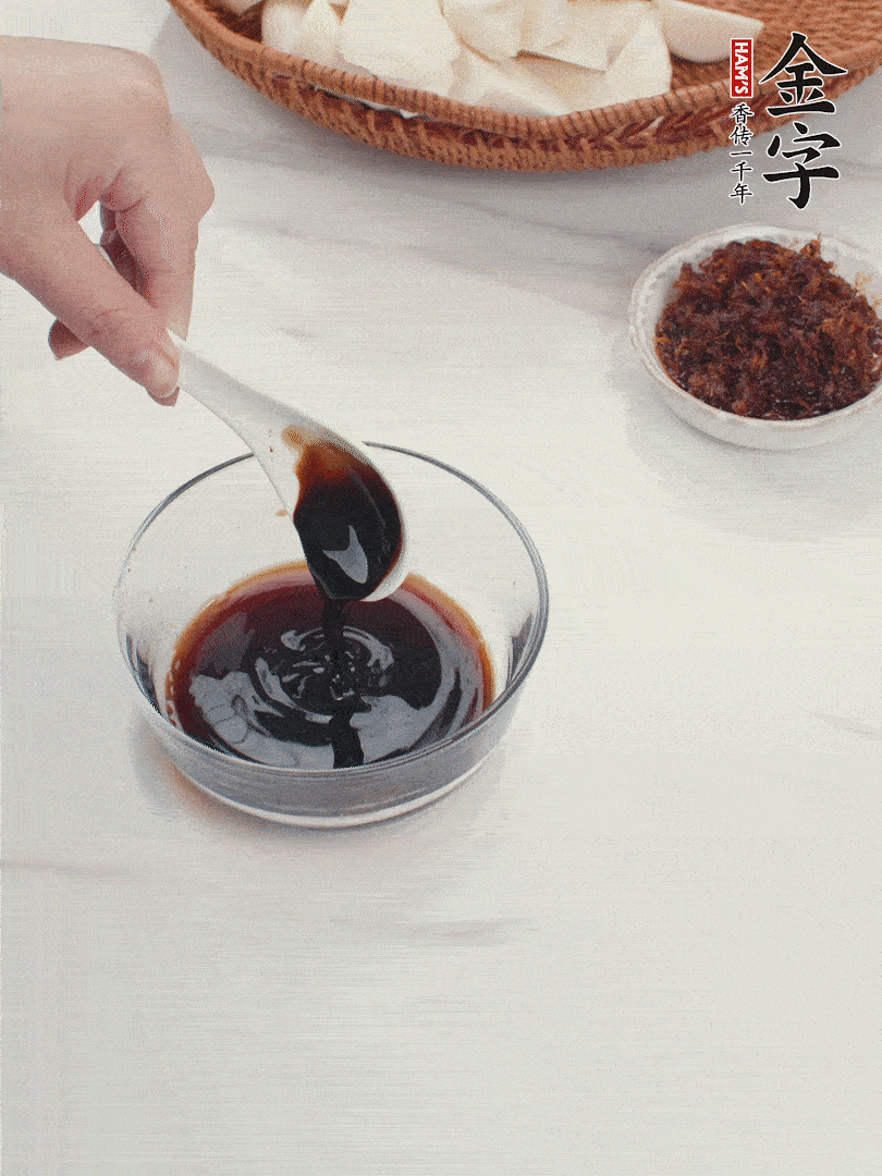 將生抽、老抽、黃酒和白砂糖在小碗里調(diào)成味汁。