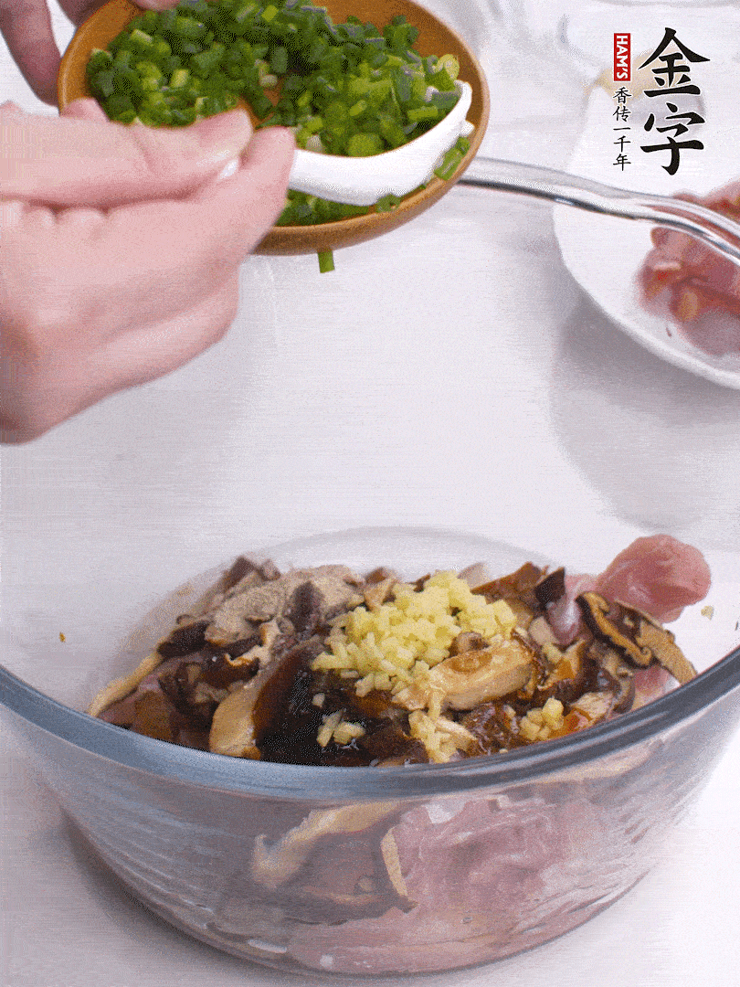雞肉、香菇混合，加清水1/3杯、料酒1勺、蠔油1勺、鹽1勺、糖1/4勺、白胡椒1/4勺、食用油1勺、香油1/4勺、姜末、蔥花，攪拌均勻腌制2小時。