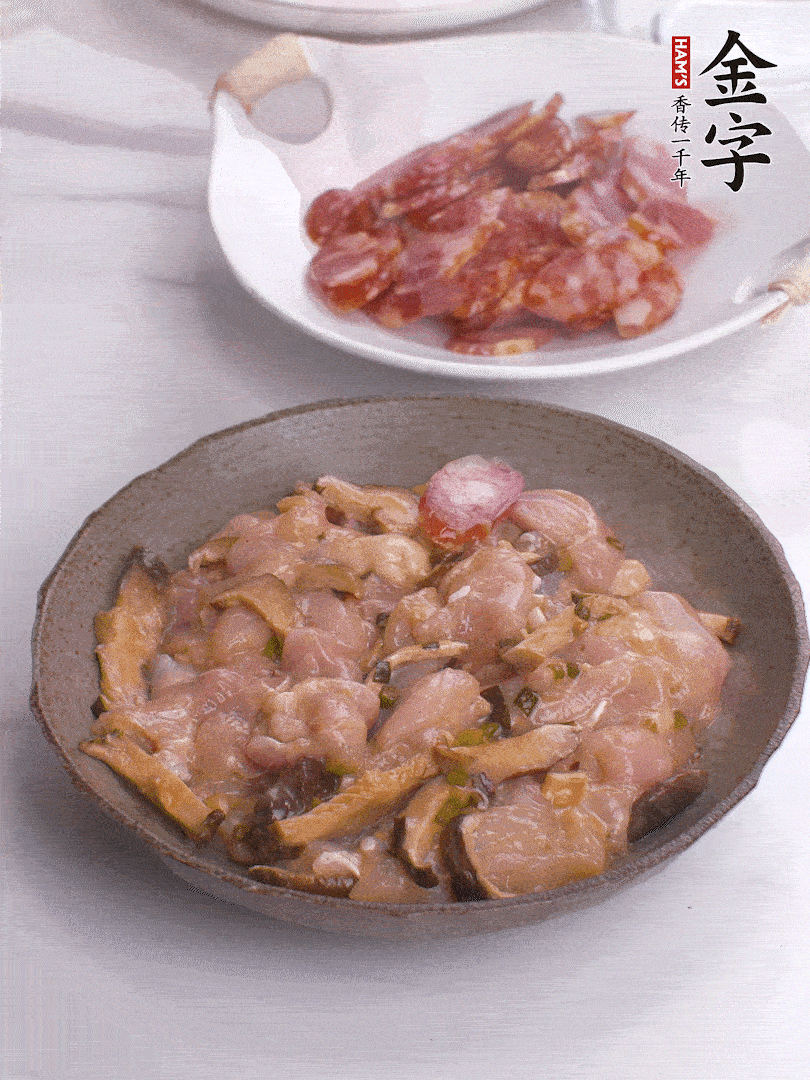 腌制后，雞肉中加淀粉1勺，頂部碼上香腸片。
