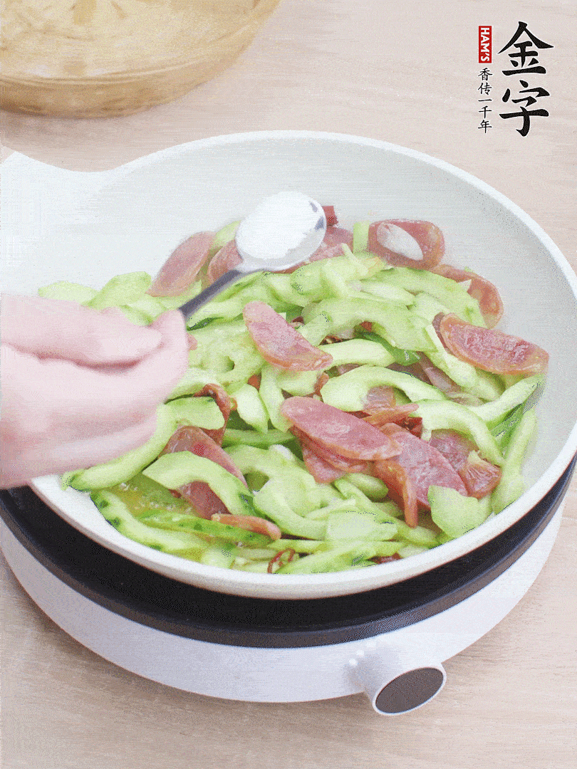 淋點開水，半勺白糖、1勺生抽調味。