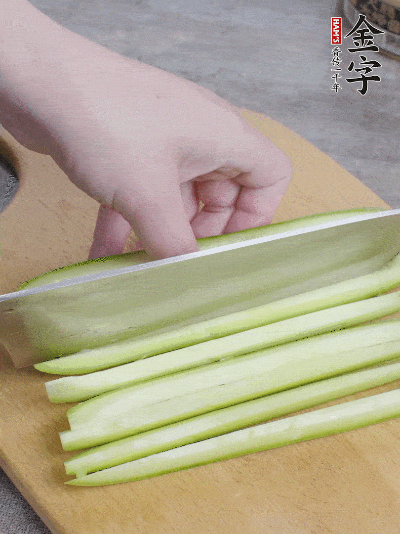 西葫蘆對半切，去瓤切條。