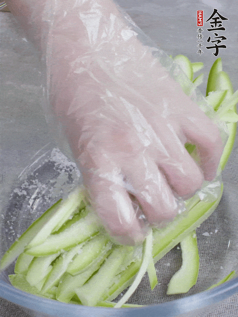 加鹽腌制15分鐘，清洗后擠干水份。