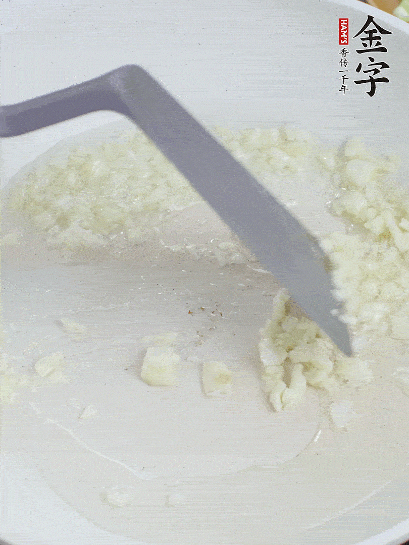 冷鍋熱油，下大蒜煎至兩面微黃。