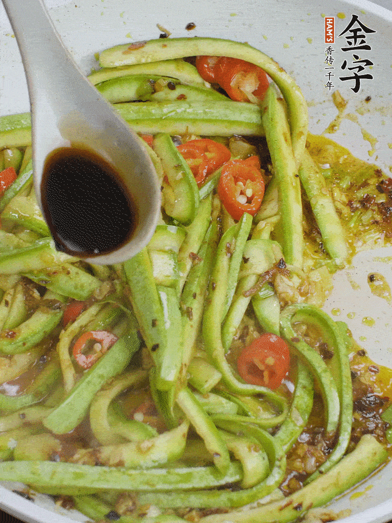 下西葫蘆，加1勺生抽、半勺蠔油、辣椒圈翻炒至斷生。
