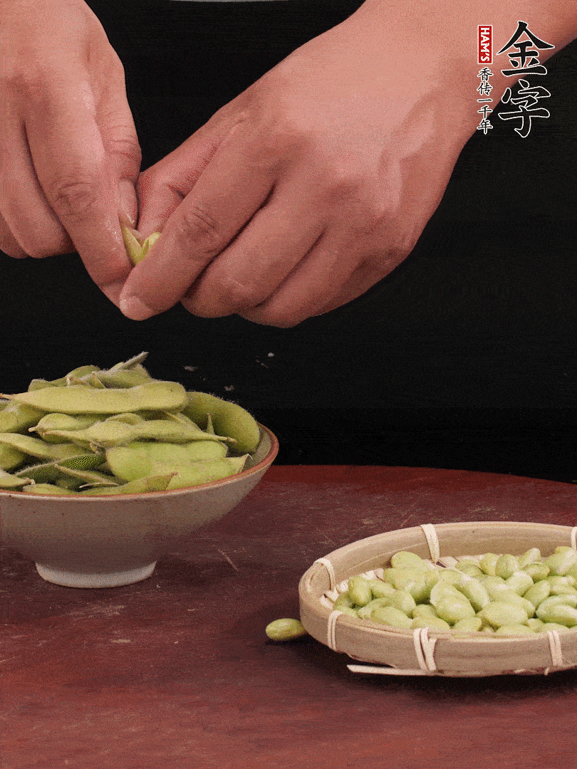 新鮮毛豆剝殼。