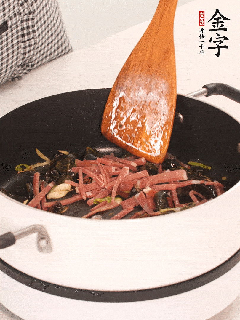 加入火腿煸炒一會(huì)，倒入開水燉煮15分鐘。