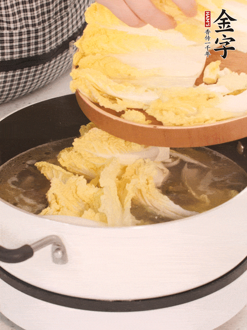 放入娃娃菜、金針菇再燉煮5分鐘。