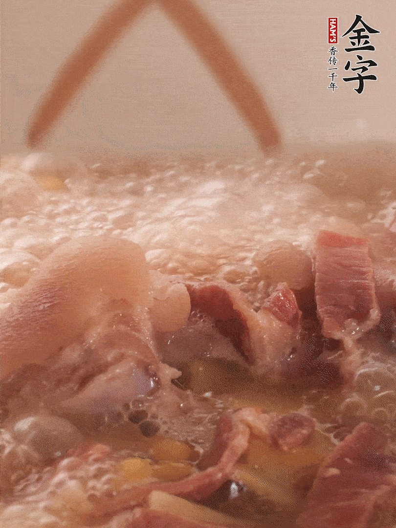 大火將水煮開后，蓋上鍋蓋，轉(zhuǎn)小火慢燉1個(gè)半小時(shí)。