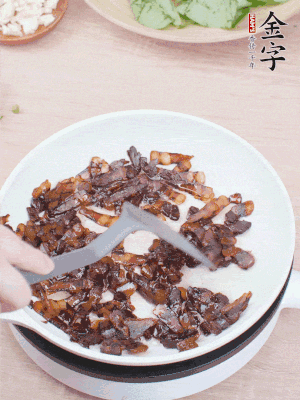 起鍋熱油，煸香醬油肉，撥拉到一邊。