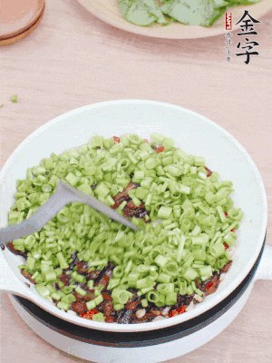 下菜梗翻炒，混合醬油肉。