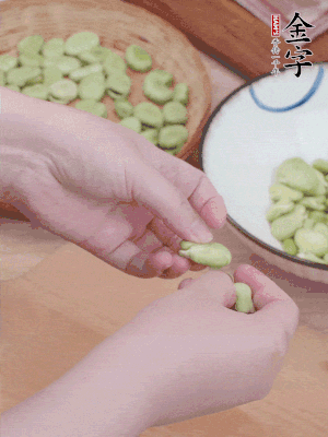 蠶豆剝殼，去掉豆衣，切碎。