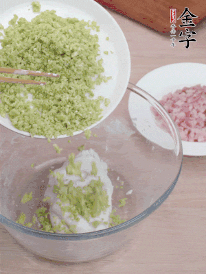 糯米粉邊揉邊加水，成團后揉進蠶豆、咸肉。