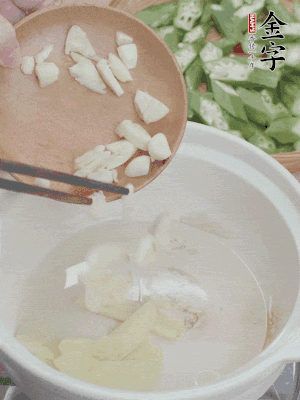 砂煲熱油，姜蒜、辣椒煸香。