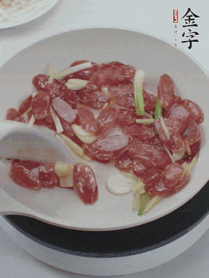 熱鍋爆香姜蒜片，下香腸炒出香味。