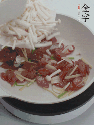 放白玉菇、青紅辣椒、雞蛋。