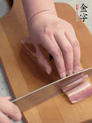 百合切去頭尾，分開洗凈;咸肉切薄片。