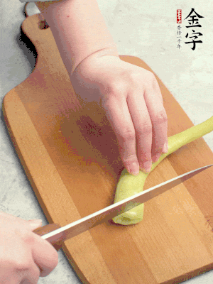 蔥切段，姜切絲，辣椒斜切成塊。