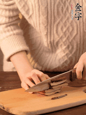 金字淡咸肉、香干分別切丁。