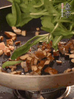 再放香干煸炒，最后放馬蘭頭翻炒至變軟。