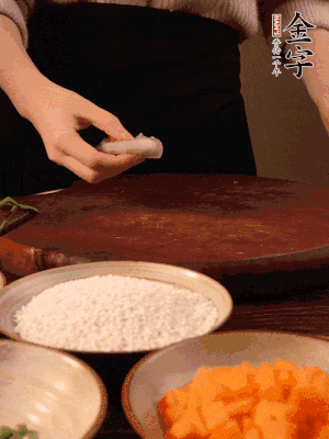 胡蘿卜去皮切丁。蝦仁切小塊。糯米提前浸泡半天。