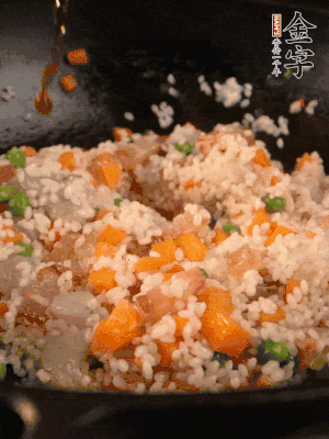 加入糯米翻炒均勻。最后加入蝦仁，用1勺料酒、1勺生抽、1/2勺鹽調味。