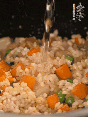 把食材轉移到電飯鍋中，倒入點清水，正常煮飯。