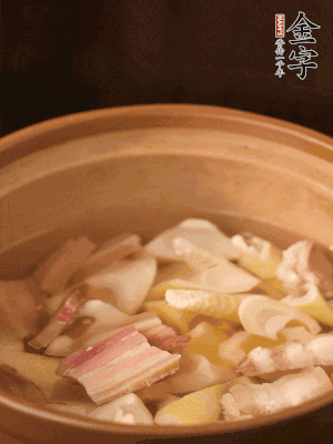 春筍、咸肉、咸肉一起入砂鍋，加姜片、料酒、清水大火煮沸到湯色變白。轉(zhuǎn)小火慢篤半小時。