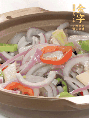砂鍋底鋪上香菜，放上料頭，再放上焯過(guò)水的鮑魚殼。