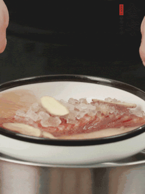 置于盤中，加冰糖100g、黃酒100g、水200g，上鍋蒸20分鐘。