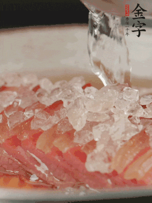 依舊放上冰糖100g、黃酒100g、水200g，鍋中再蒸15分鐘。