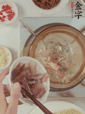 魷魚(yú)熱水下鍋，焯水備用。