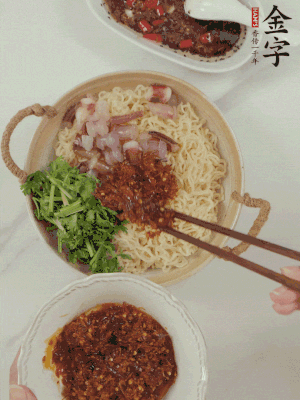 在面上鋪魷魚(yú)、香菜、金字火腿大師醬。
