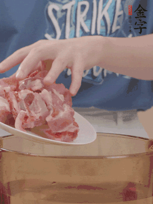 排骨剁小塊，加姜片、料酒沸水下鍋焯水。