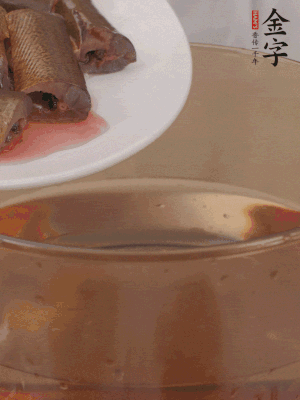 處理干凈的黃鱔段，加姜片、料酒沸水下鍋焯水。撈出用涼水沖洗干凈。