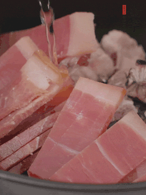 排骨、黃鱔段、金字火腿片放入砂鍋中，加沒過食材的水。