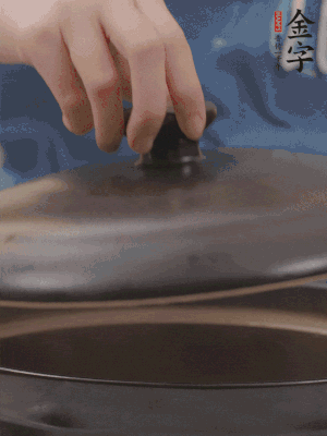 大火煮開后轉(zhuǎn)小火，燉煮20分鐘左右。