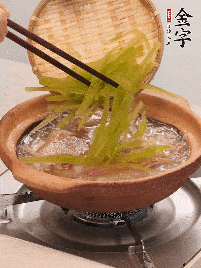 倒入熱水煮開后，轉(zhuǎn)小火燉煮10分鐘，呈奶白色湯底。