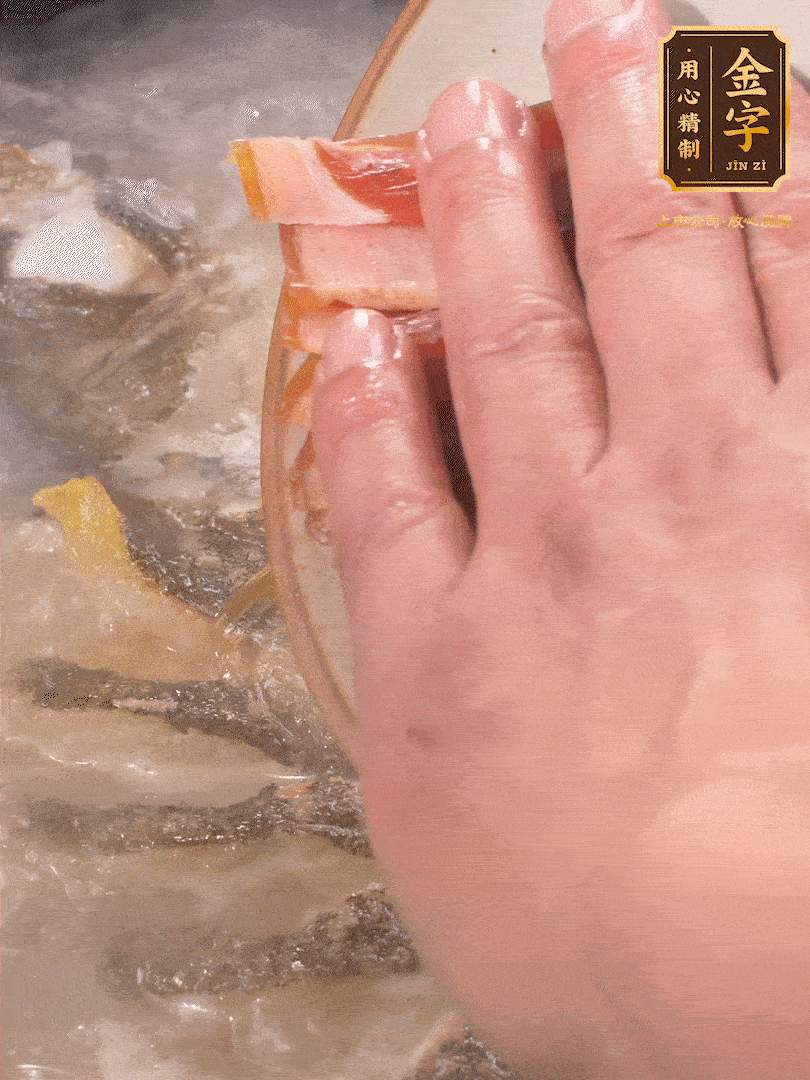 將煎好的魚，倒入三大碗開水。大火煮開后放入1個蔥結、2片姜片和1勺料酒和火腿片