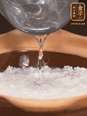 砂鍋底部刷一層油，加入大米和開水，水高1cm,大火燒開后轉中火煲5分鐘，到水微收干