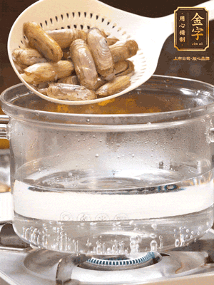 煮一鍋沸水，下蟶子汆燙30秒，撈出浸入冰水，取出蟶子肉